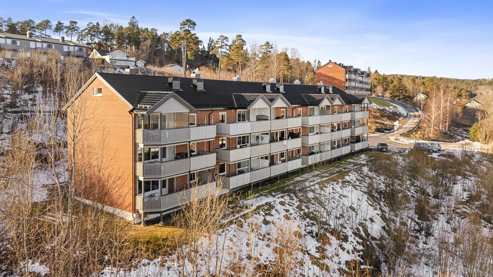 Flere dagligvareforretninger og servicefunksjoner også på Heistad, med dagligvareforretninger, apotek og frisør, restaurant, treningssenter og legesenter. Galleribilde