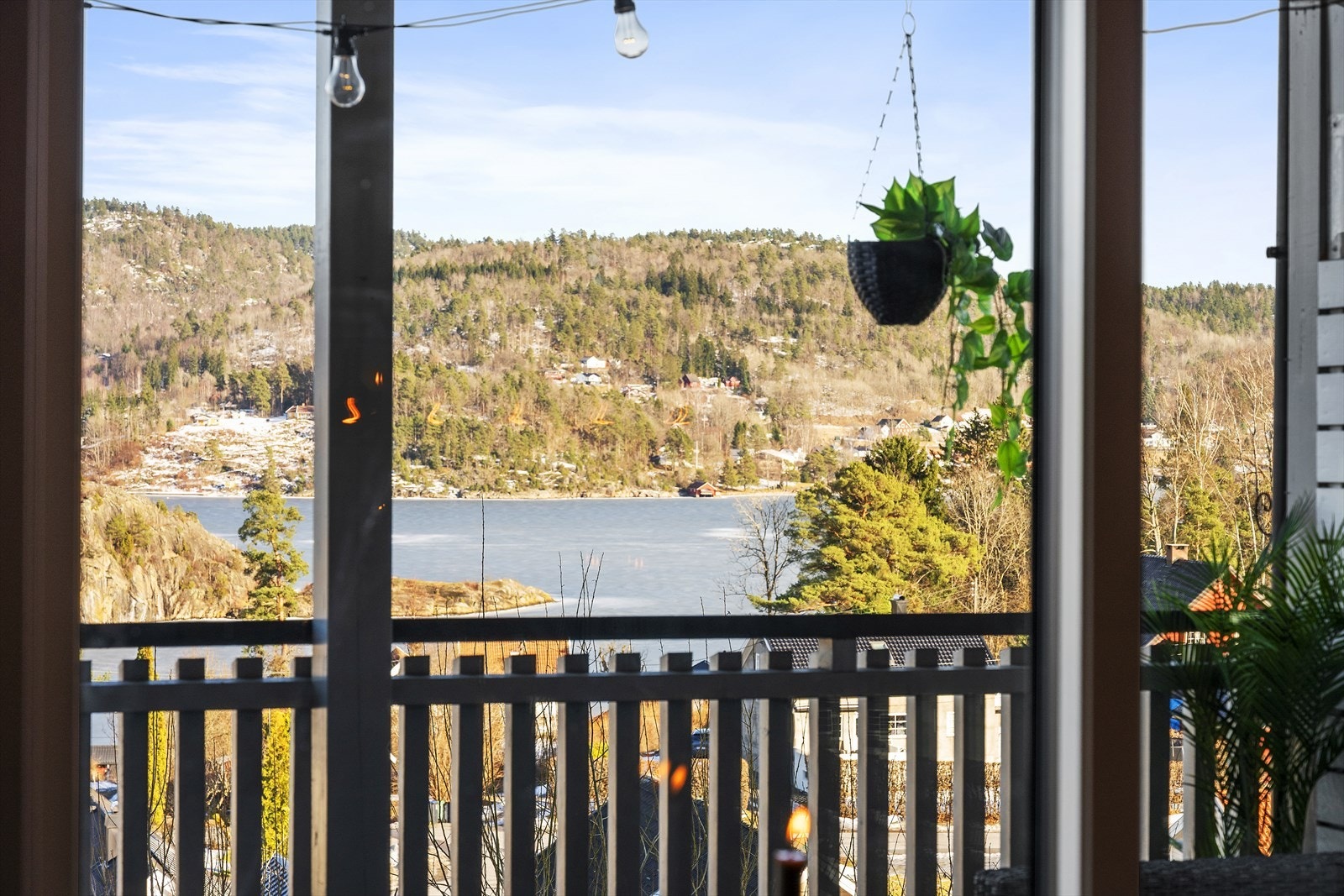 Leiligheten er gjennomgående og ligger fint til i 2. etasje, med god planløsning og overbygget veranda mot øst. Flott utsikt til Eidangerfjorden og nærhet til sjøen! Galleribilde