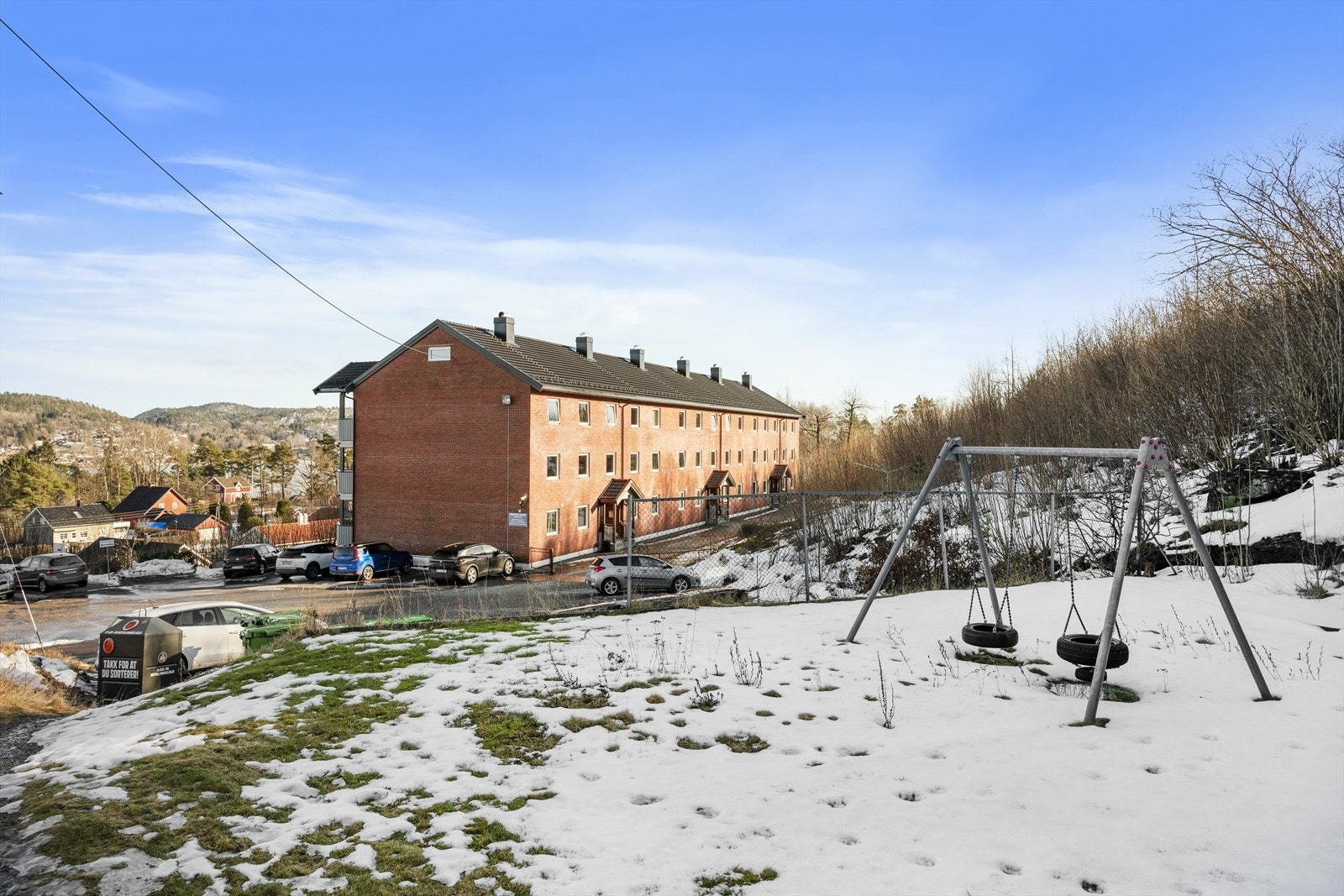 Området er barnevennlig med flere barnehager, og gangavstand både til Brattås og Heistad barneskole. På Heistad finnes det også ungdomsskole og idrettsanlegg. Galleribilde
