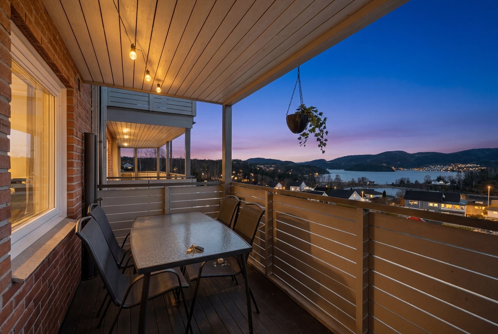 Koselig kveldsstemning på verandaen, med nydelig utsikt! Bildet er redigert for å fremheve stemningen på kveldstid. Faktiske lysforhold kan variere. Galleribilde