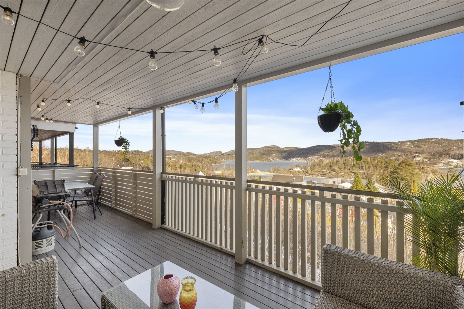 Romslig og overbygget veranda mot øst, utvidet i regi av borettslaget ca. 1997. Både vinduer og verandadør er byttet i regi av borettslaget i 2025. Galleribilde