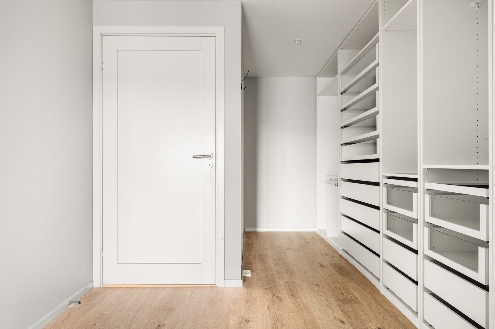 Rikelig med oppbevaringsplass i medfølgende garderobeskap. Galleribilde