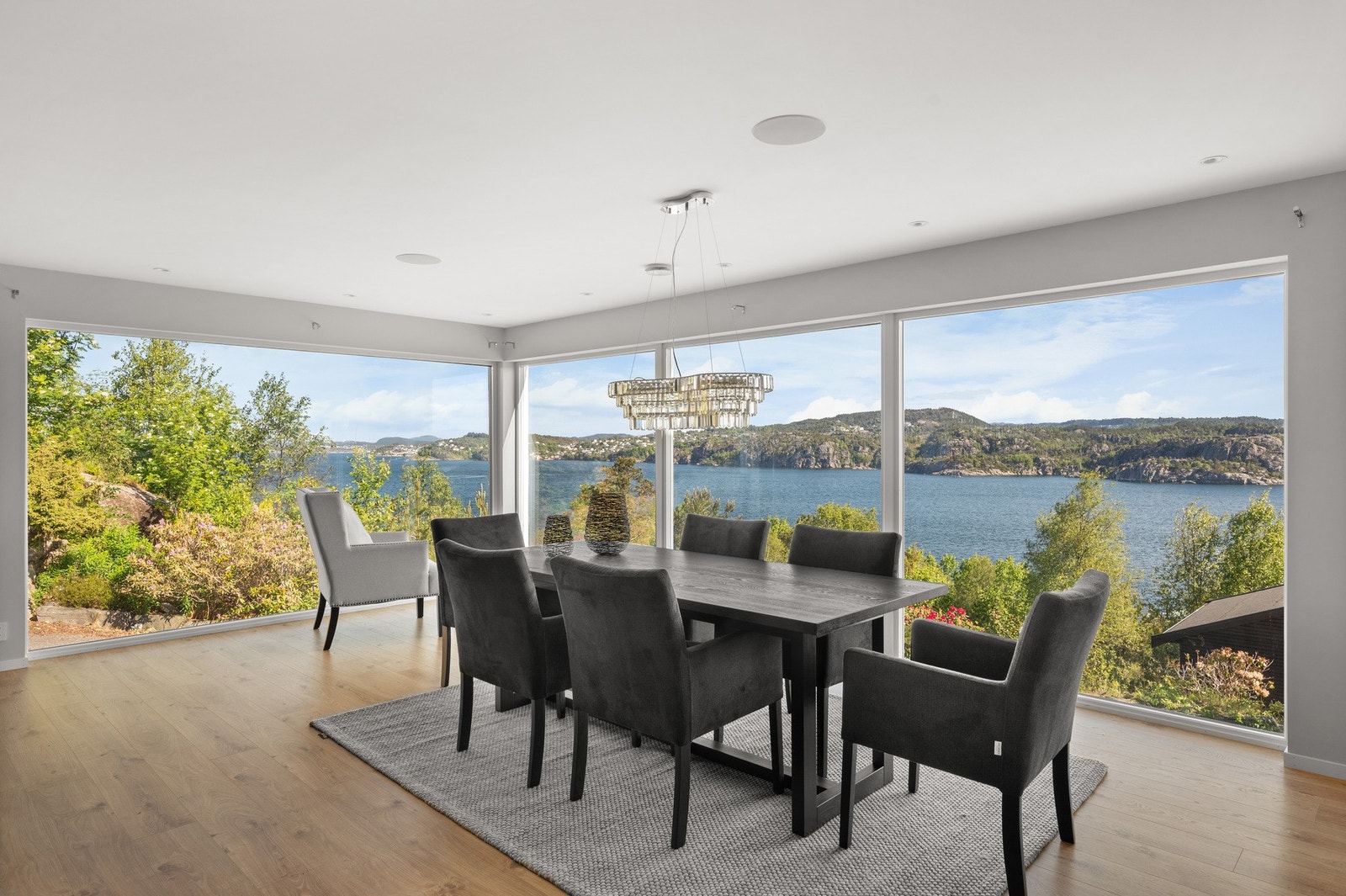 De store vindusflatene slipper inn rikelig med naturlig lys. Galleribilde