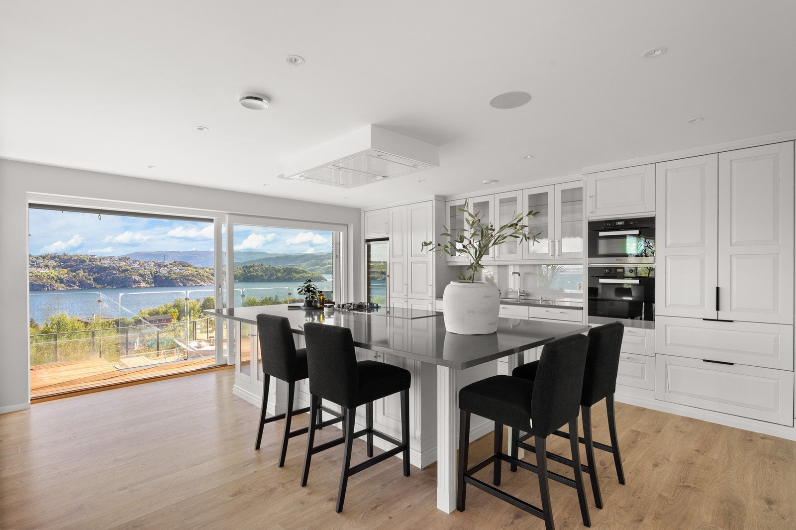 Velutstyrt kjøkken fra Sigdal med lekker, takhøy innredning. Galleribilde