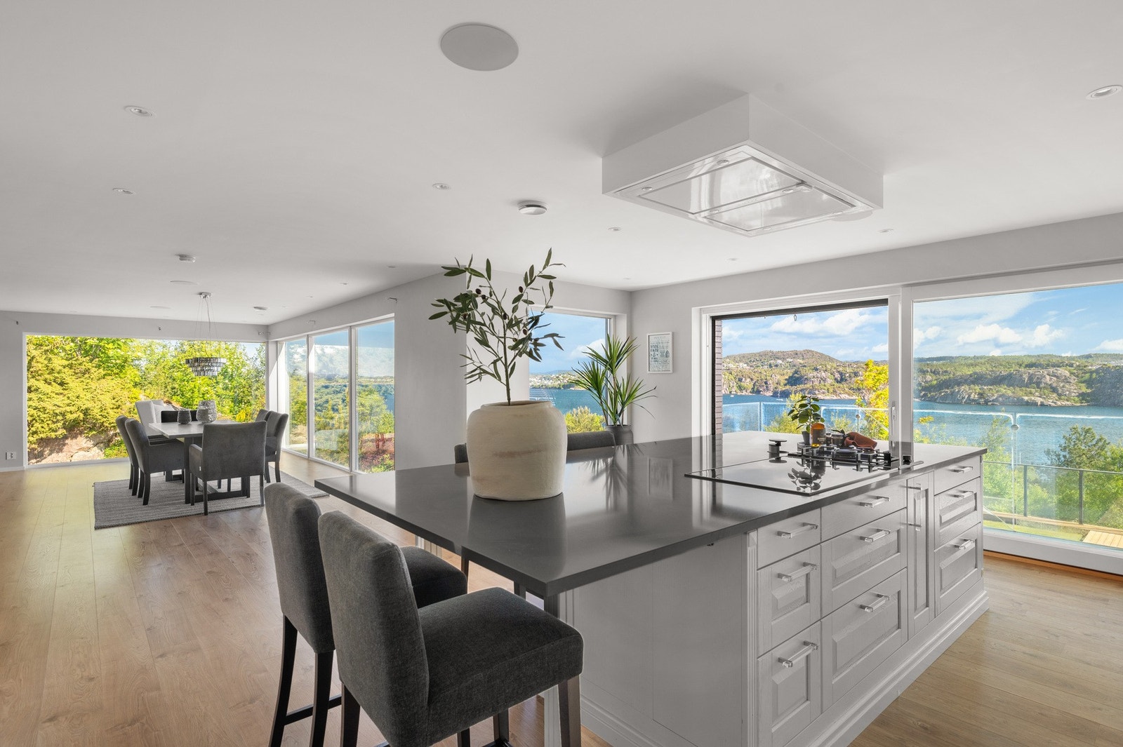 Sosial og åpen løsning mellom stuen og kjøkkenet. Galleribilde