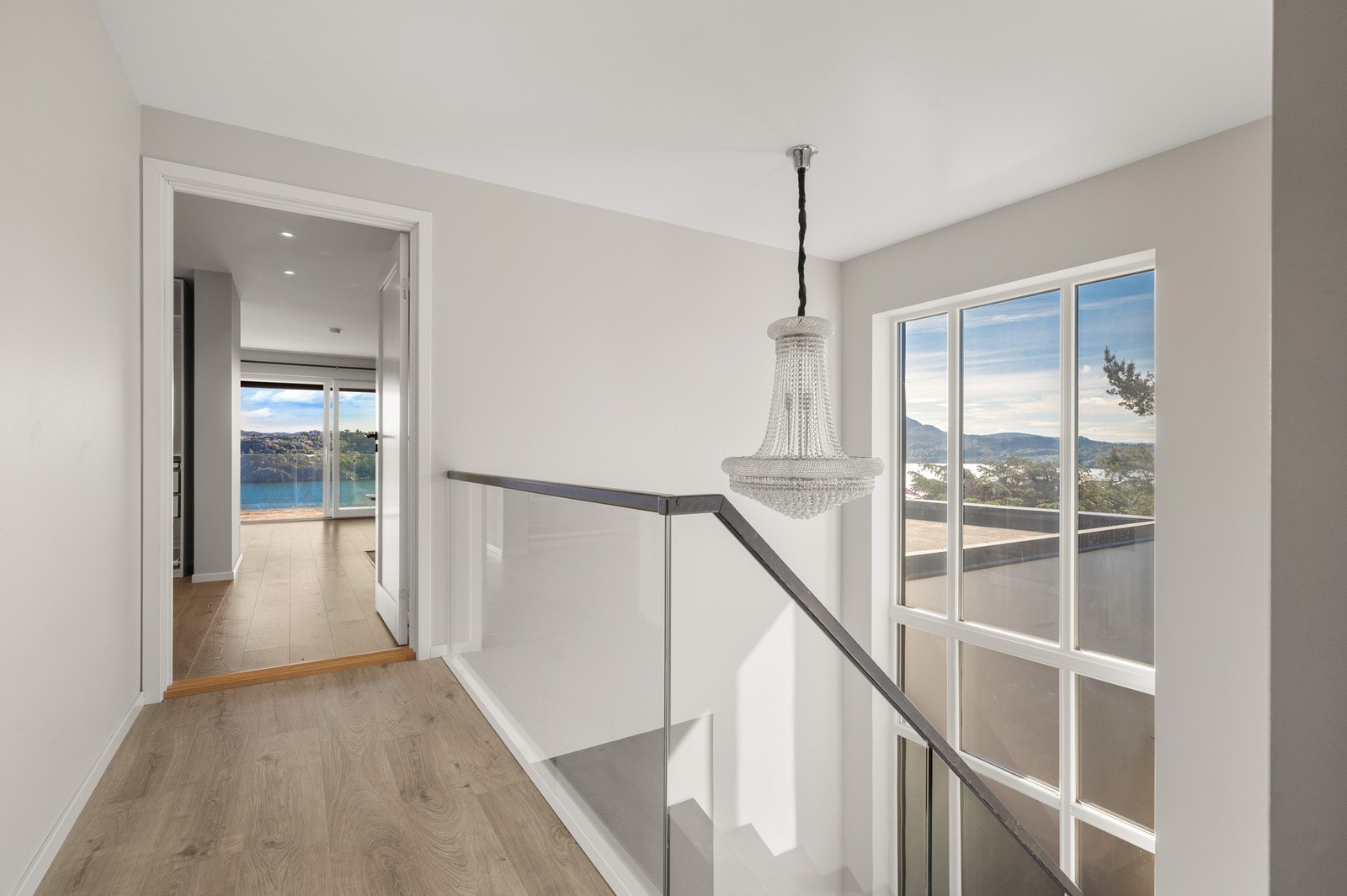 Rekkverk av glass sørger for optimale lysforhold. Galleribilde