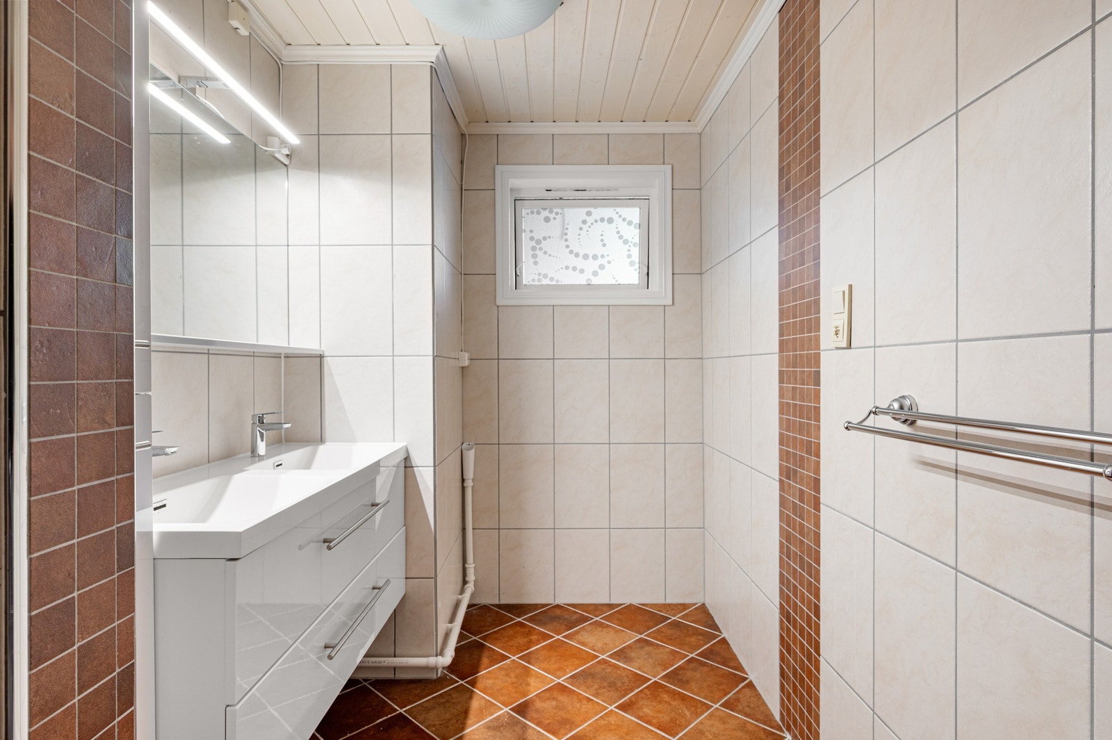 Det er gulvvarme og opplegg for vaskemaskin på badet. Galleribilde