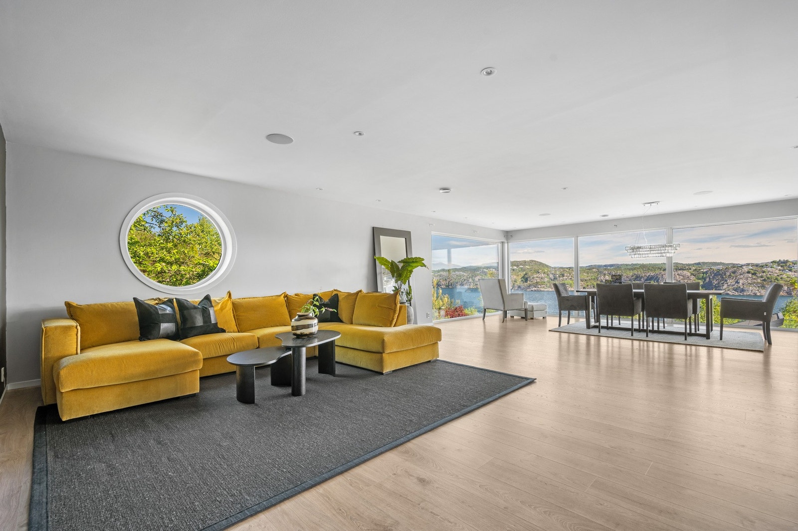 Store vindusflater slipper inn rikelig med naturlig lys. Galleribilde