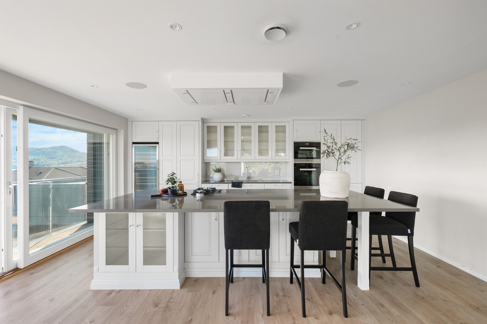 Den praktiske kjøkkenøyen gir både ekstra albuerom så vel som sitteplasser. Galleribilde