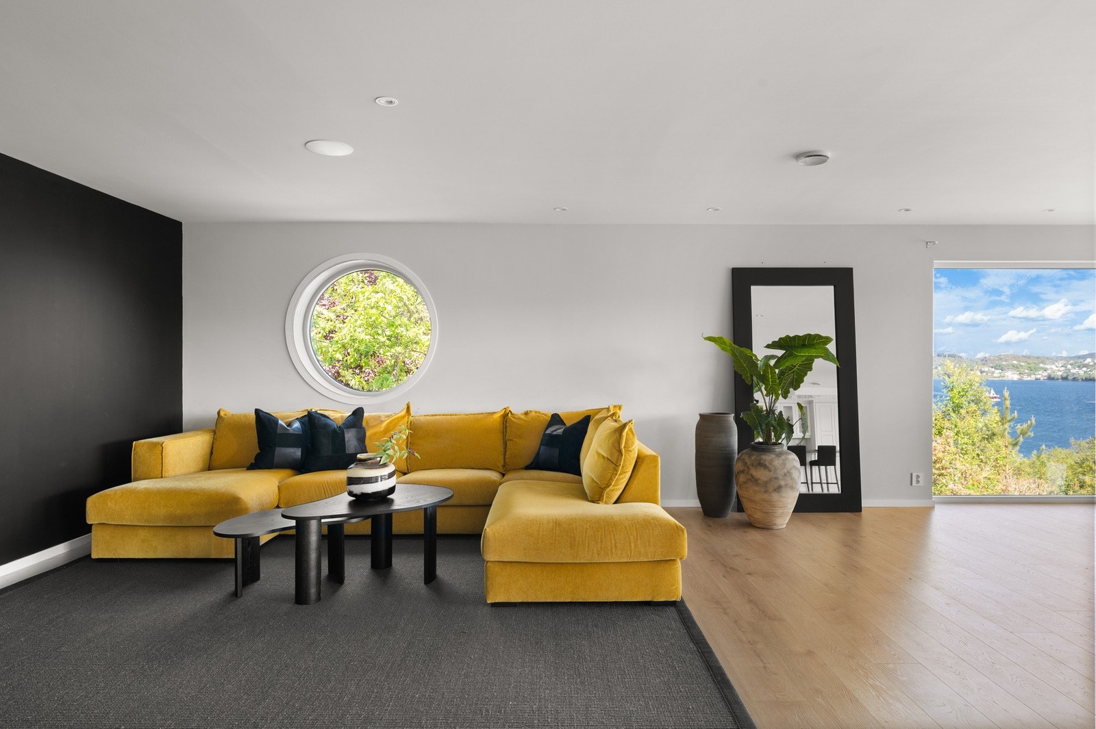 Stuen er romslig med god plass. Galleribilde