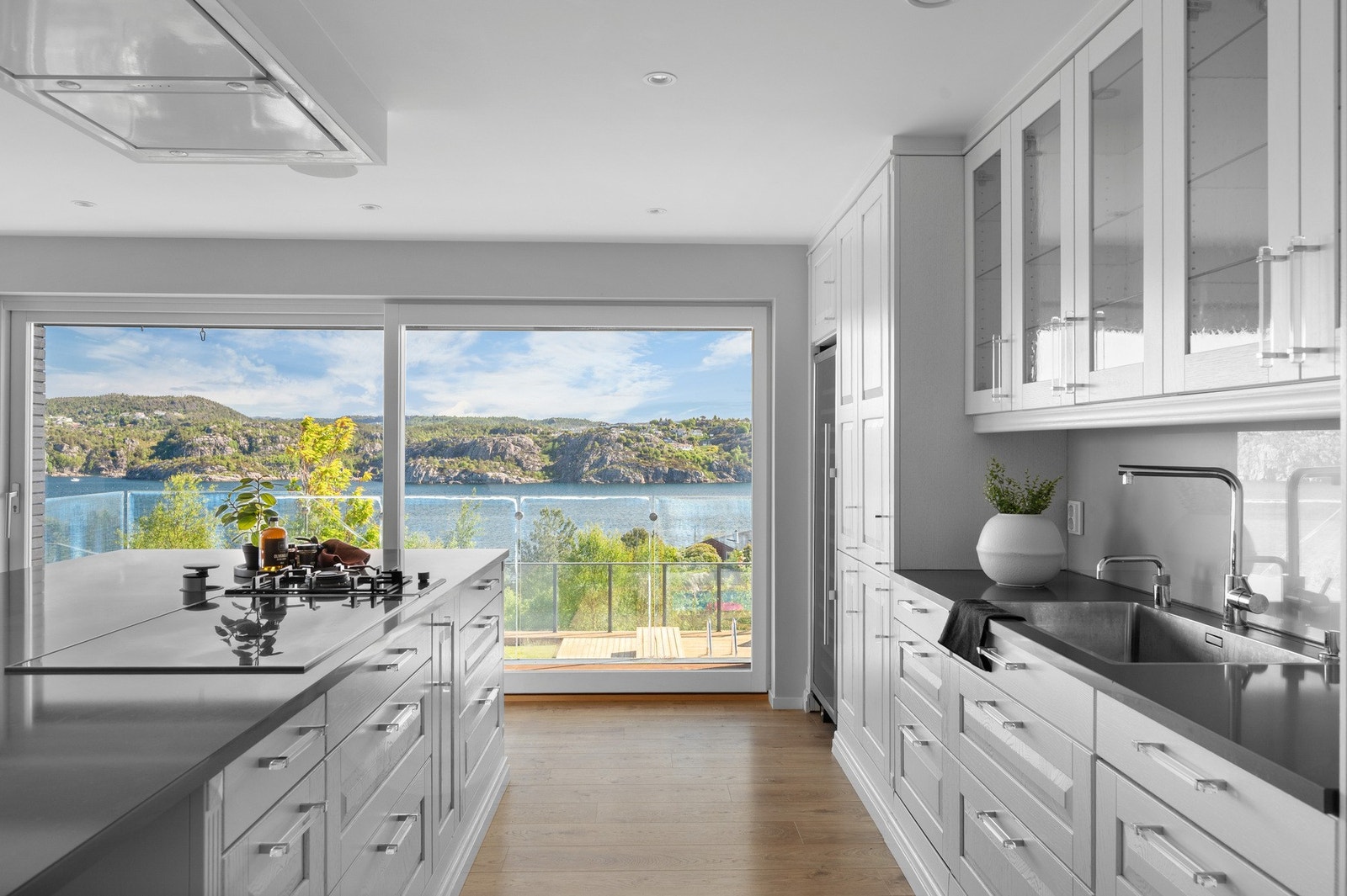 Herfra har man også utsyn over hagen og fantastisk sjøutsikt i alle retninger. Galleribilde