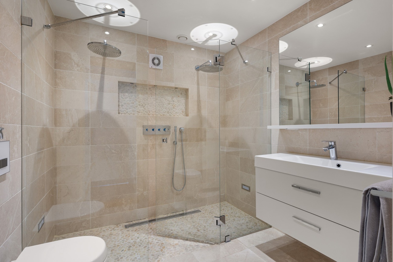 Lekkert, flislagt bad med gulvvarme og dobbel dusj. Galleribilde