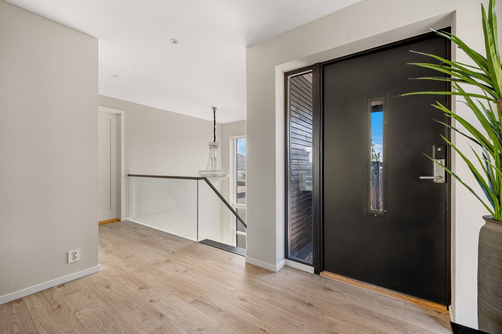 Du ønskes velkommen hjem av en romslig entré med god plass. Galleribilde