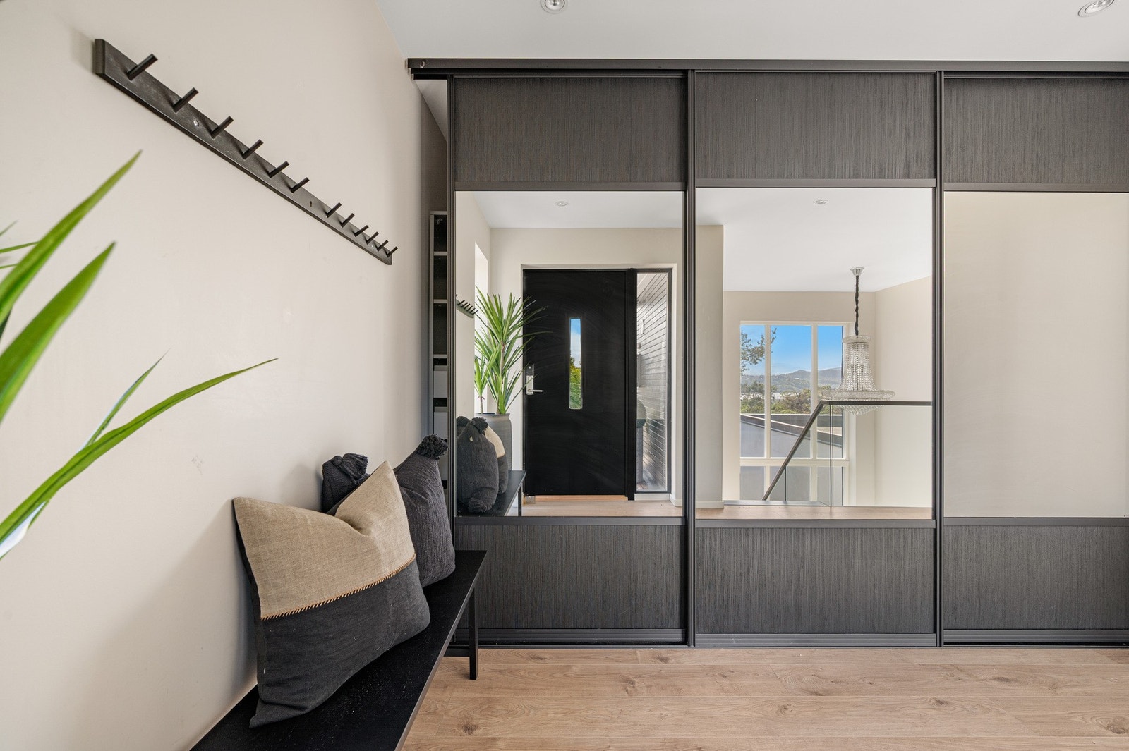 I entréen finner du en skyvedørsgarderobe med speil hvor man enkelt henge fra seg yttertøyet og sette fra seg sko. Galleribilde