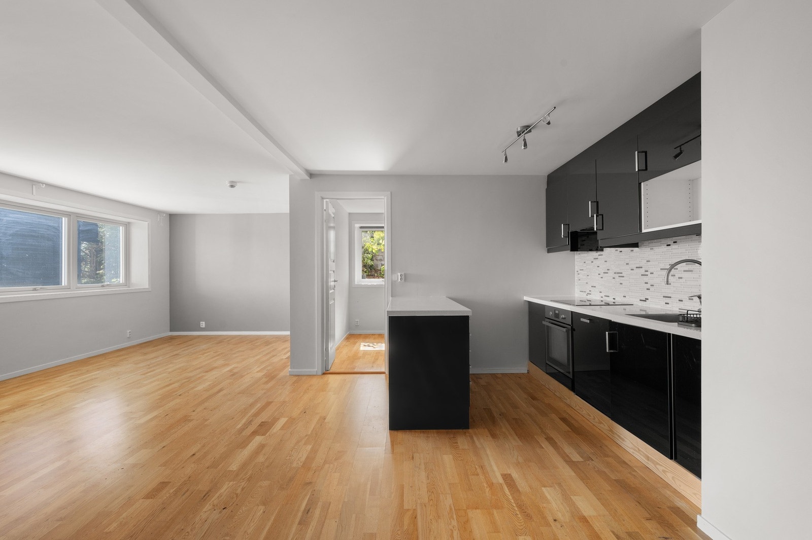 Underetasjen er innredet og fremstår som en fullverdig leilighet med tre soverom, stue/kjøkken, bad og separat inngangsparti. Galleribilde