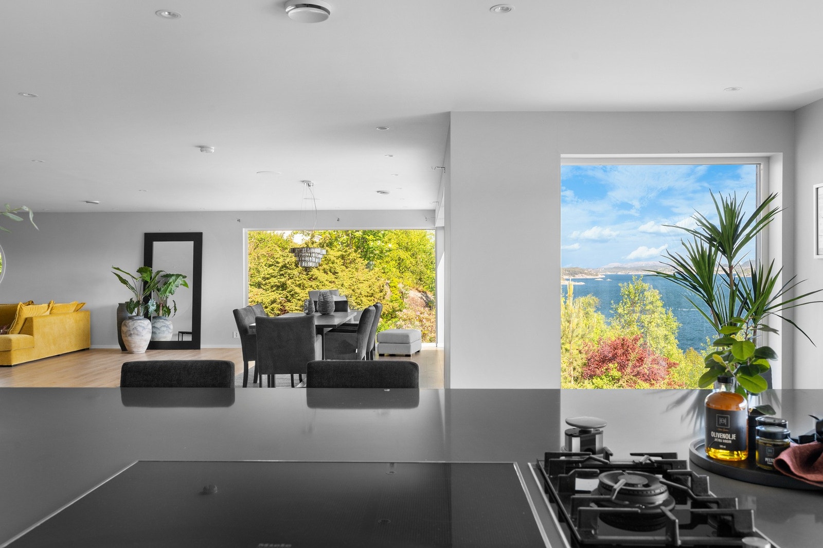 De integrerte hvitevarene består av består av stekeovn (Miele), platetopp med induksjon (Miele), gasstopp (Bosch), kombinert stekeovn/mikrobølgeovn (Miele), oppvaskmaskin (Miele), samt kjøleskap/frys (Liebherr). Galleribilde