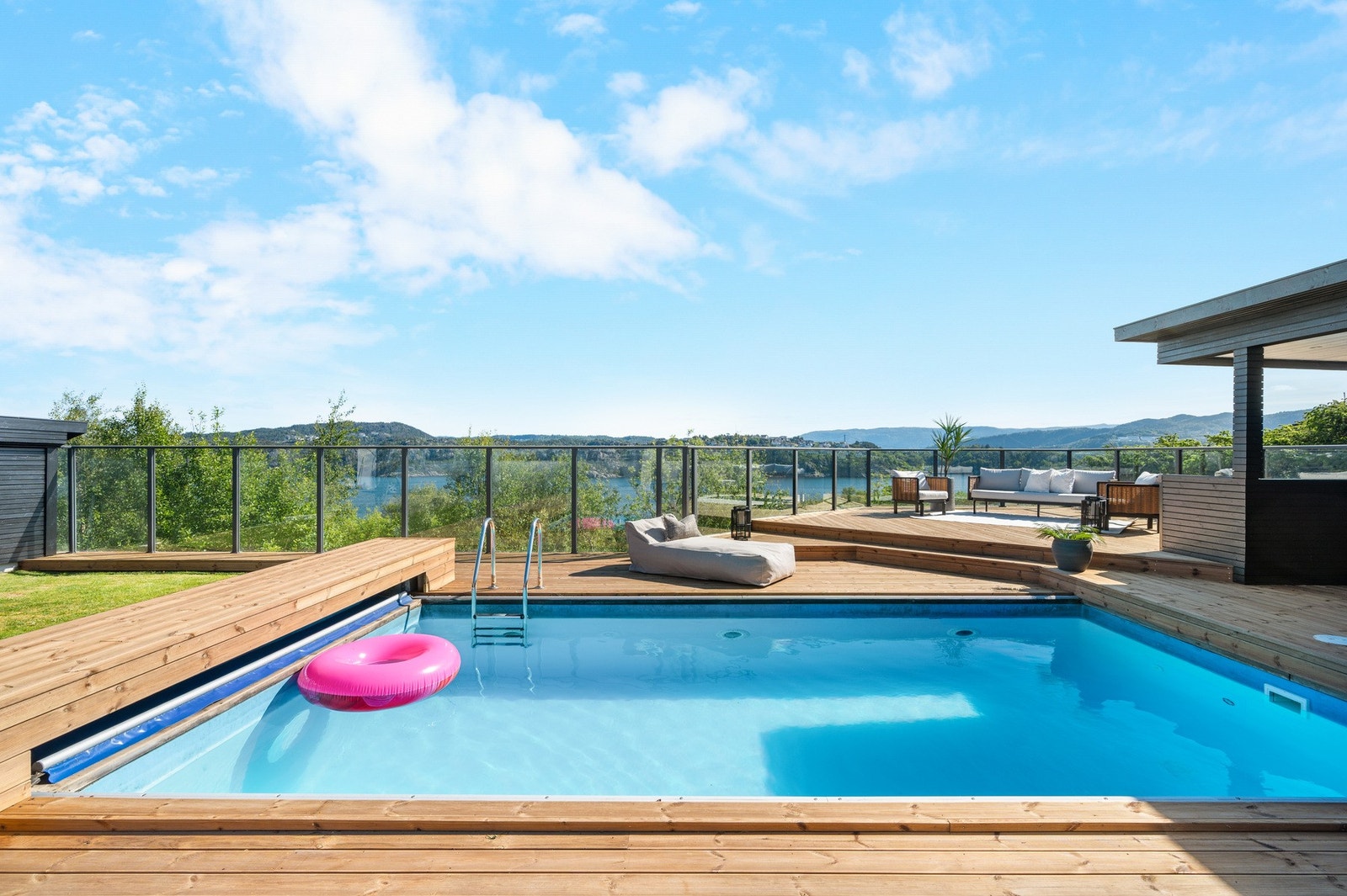 I hagen har man et fantastisk uteområde med både stor terrasse og svømmebasseng, virkelig en privat oase hvor både store og små vil kunne trives. Galleribilde