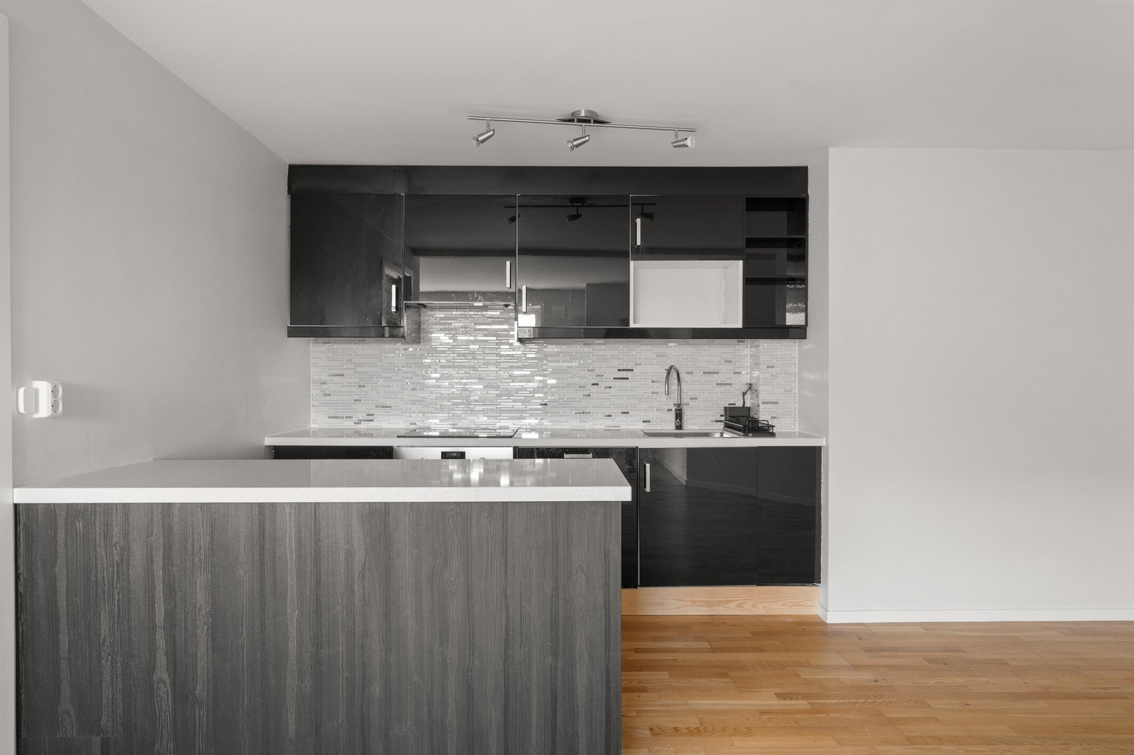 Praktisk kjøkken med en fin kombinasjon av skap- og benkeplass. Galleribilde