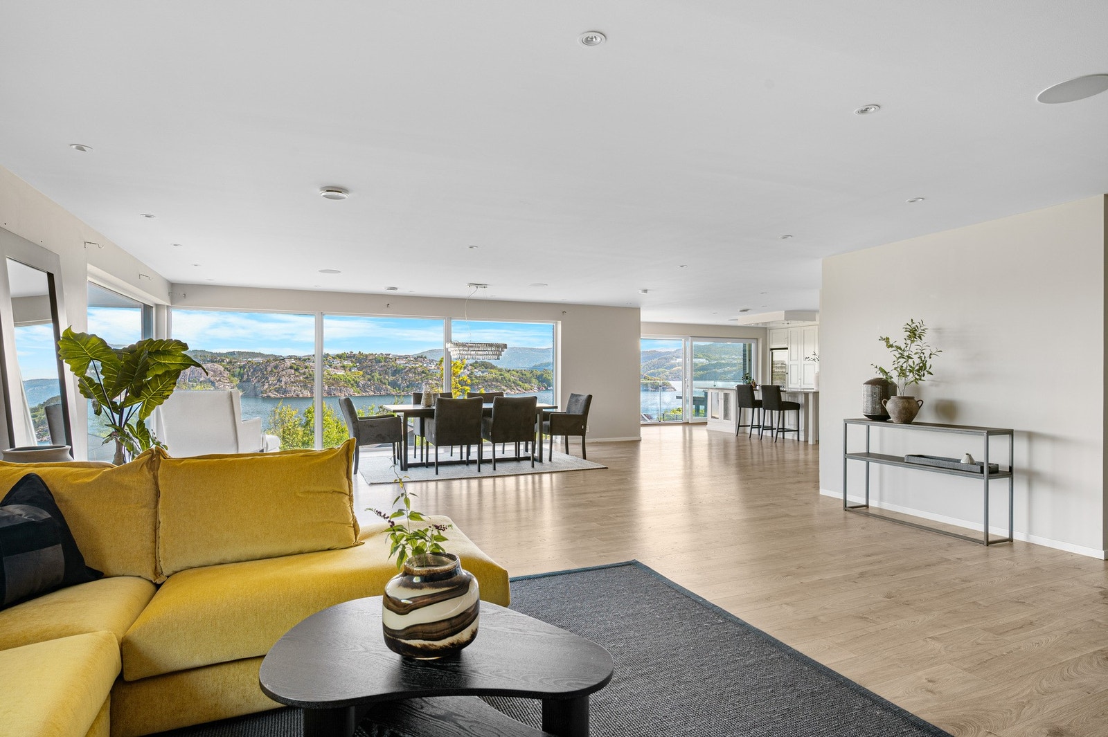 Boligen har en funksjonell og innholdsrik planløsning med alt familien måtte trenge. Galleribilde