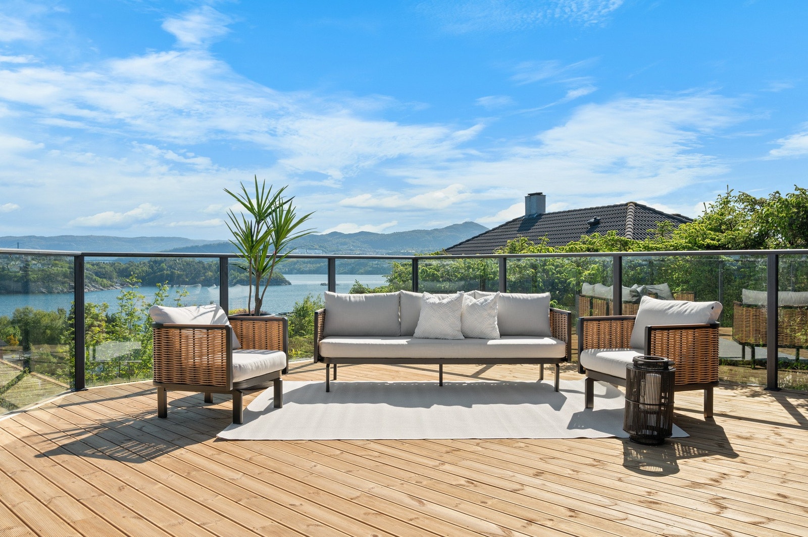 Tomten fanger solen på forskjellige områder gjennom hele dagen med mange områder man kan oppholde seg på. Galleribilde