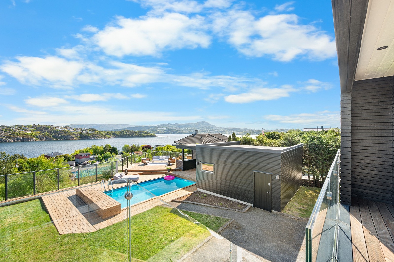 Her kan man følge med på barna som leker i hagen mens man lager ferdig maten. Galleribilde