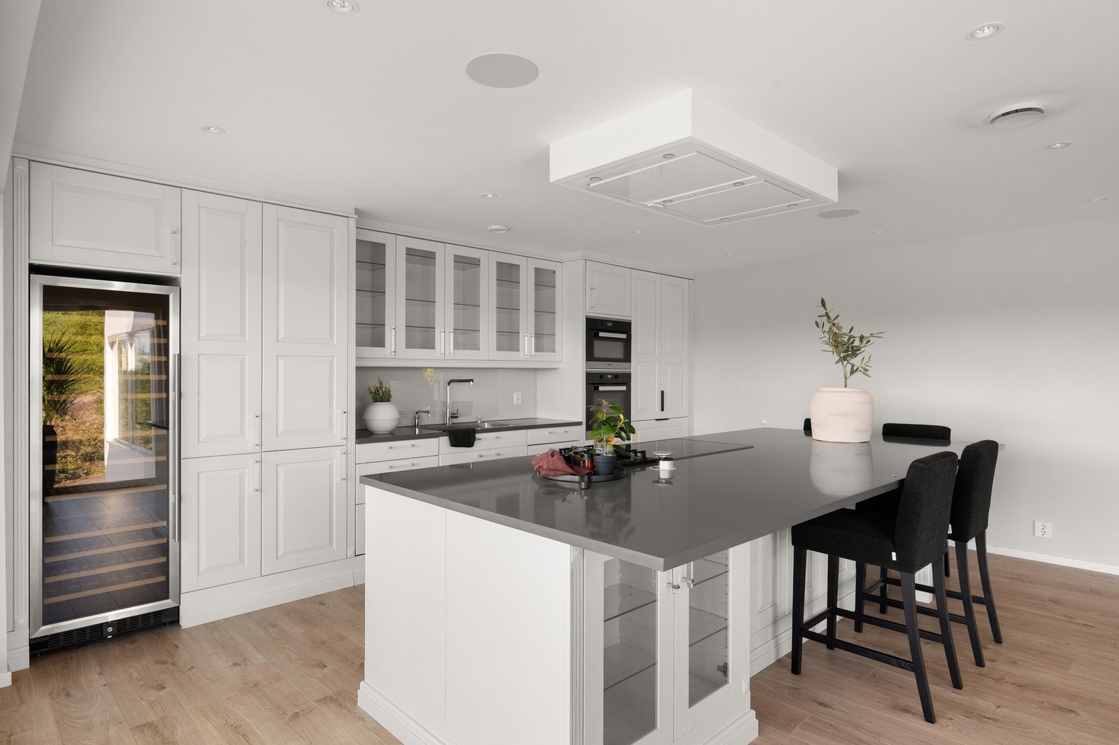 Det er integrerte hvitevarer kvalitetshvitevarer fra leverandører som Miele, Lebherr og Bosch. Galleribilde