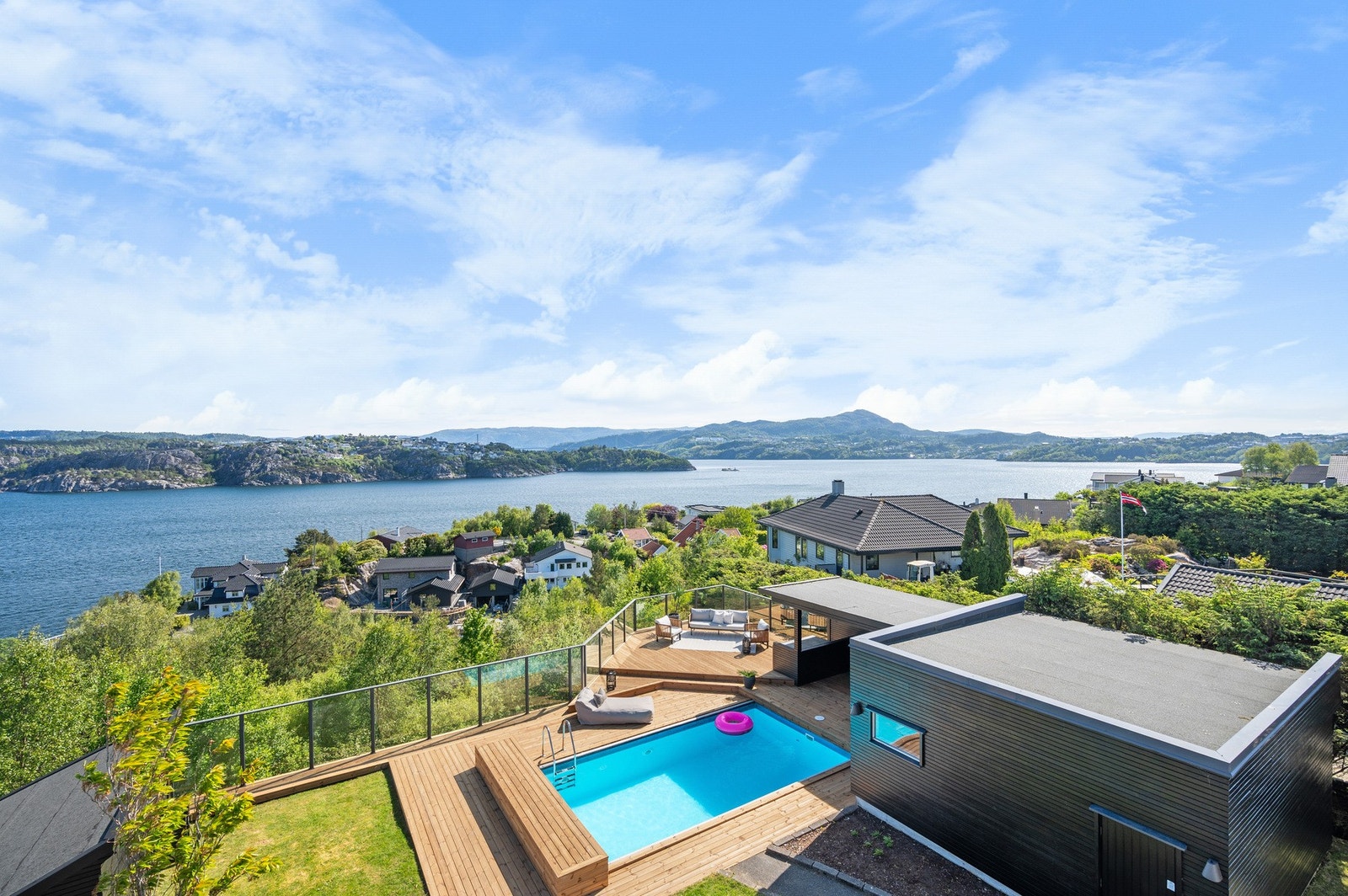 Eiendommen ligger i et stille og trygt område, perfekt for både små og store. Galleribilde