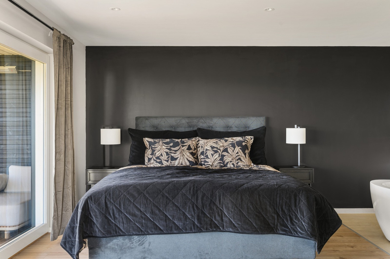 Suiten består av et stort soverom med åpen løsning til bad, omkledningsrom, samt utgang til balkong. Galleribilde