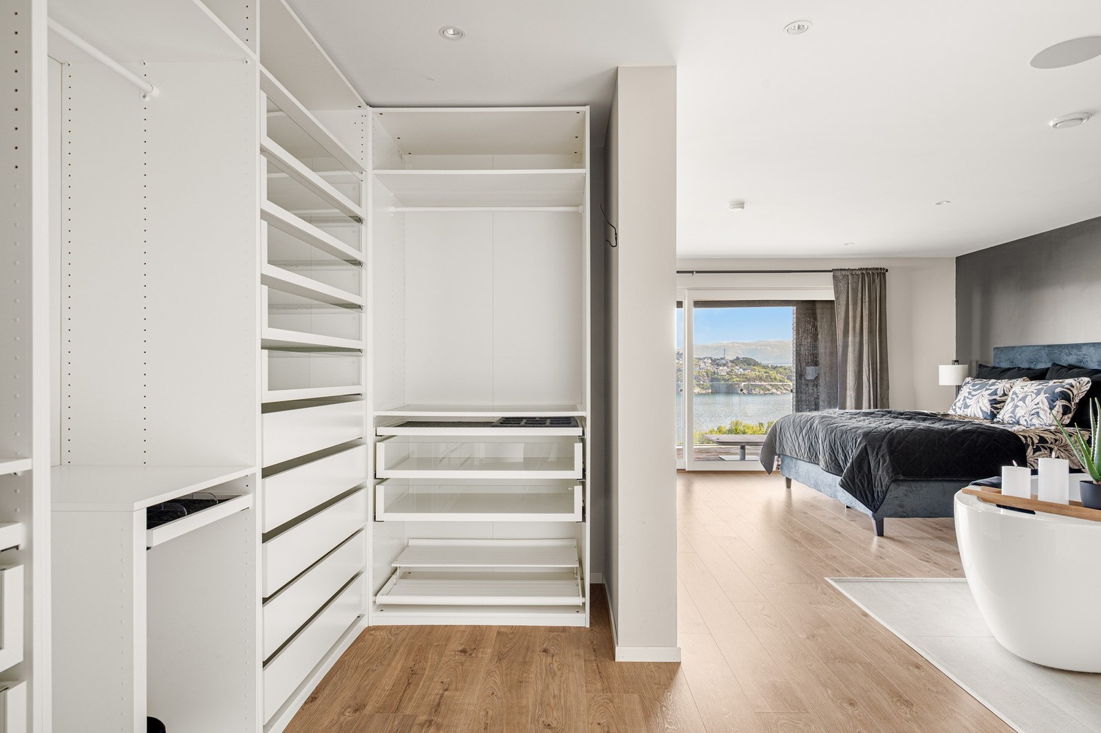 Det er også en meget romslig walk-in garderobe. Galleribilde