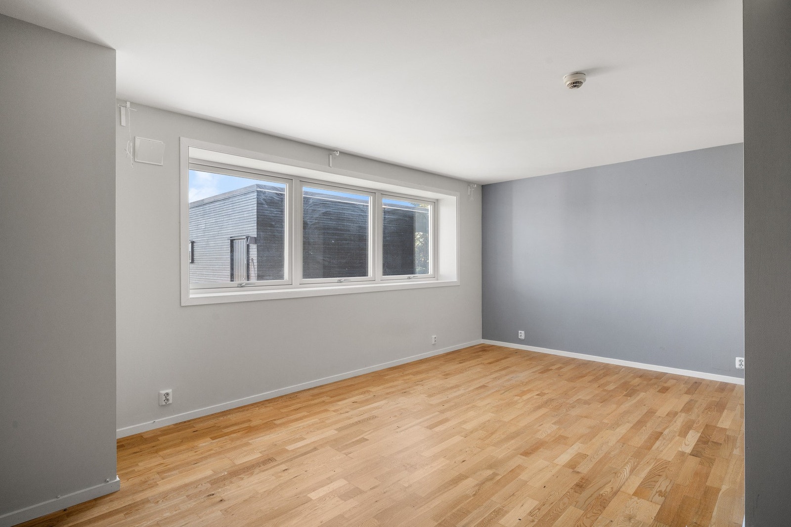 Stuen ligger i åpen løsning med kjøkkenet. Galleribilde