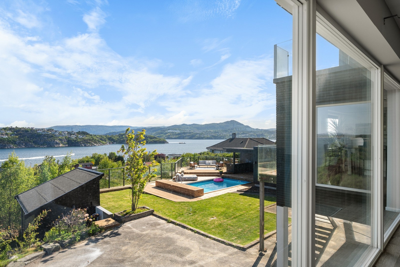 Fra kjøkkenet er det også utgang til balkong. Galleribilde