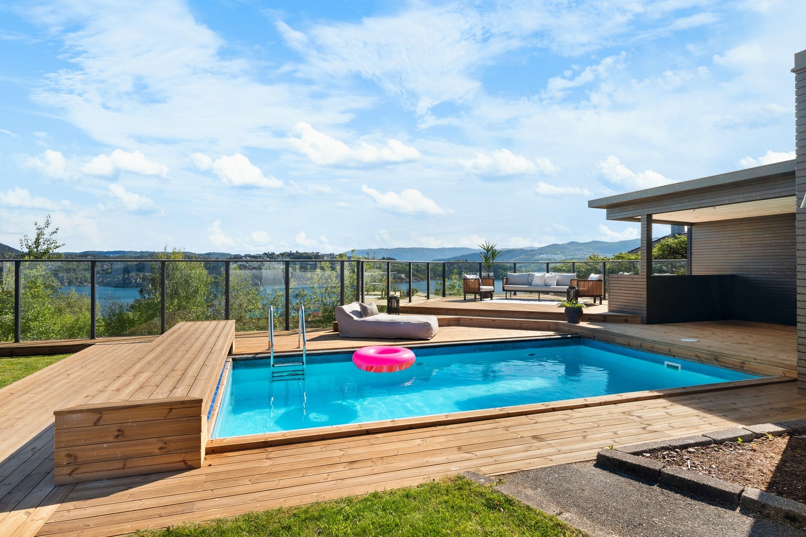 Den store tomten har ideelle solforhold og gir rikelig med boltreplass for hele familien. Galleribilde