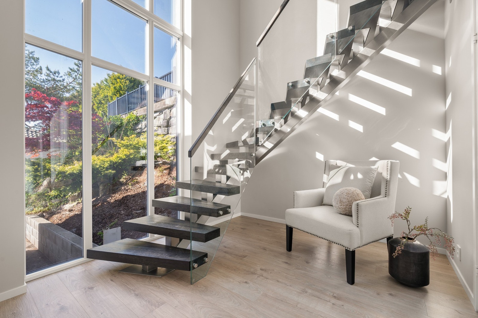 Boligen har gjennomgående høy standard med spesialtilpassede løsninger og kvalitet i alle ledd. Galleribilde