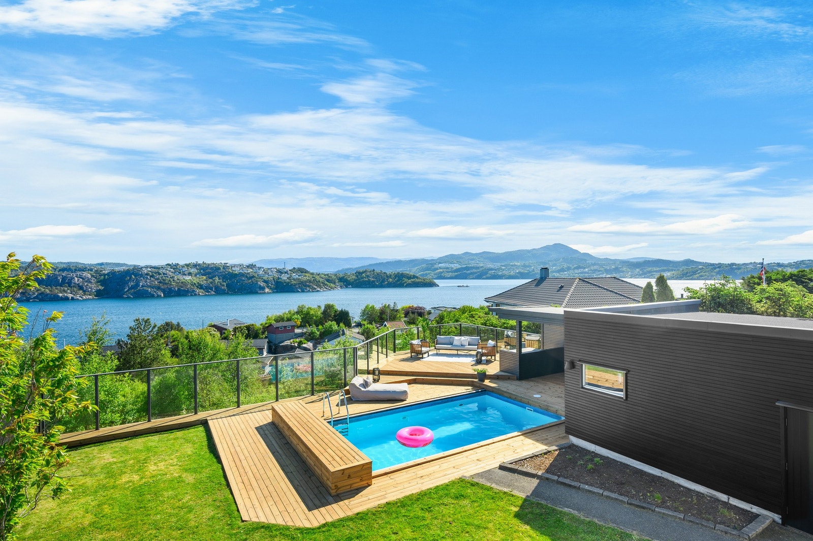 Dette er en råflott funkisbolig med privat svømmebasseng. Galleribilde