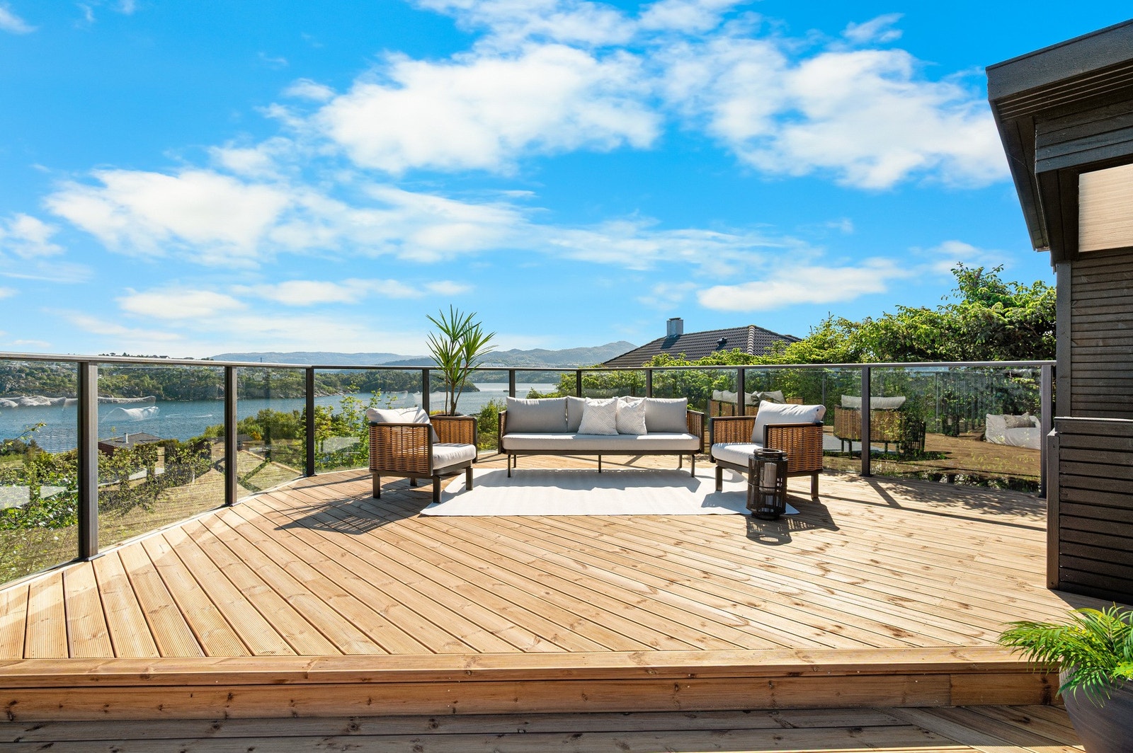 Flere uteplasser gjør at man får optimal utnyttelse av solforholdene uansett sesong eller tid på døgnet. Galleribilde