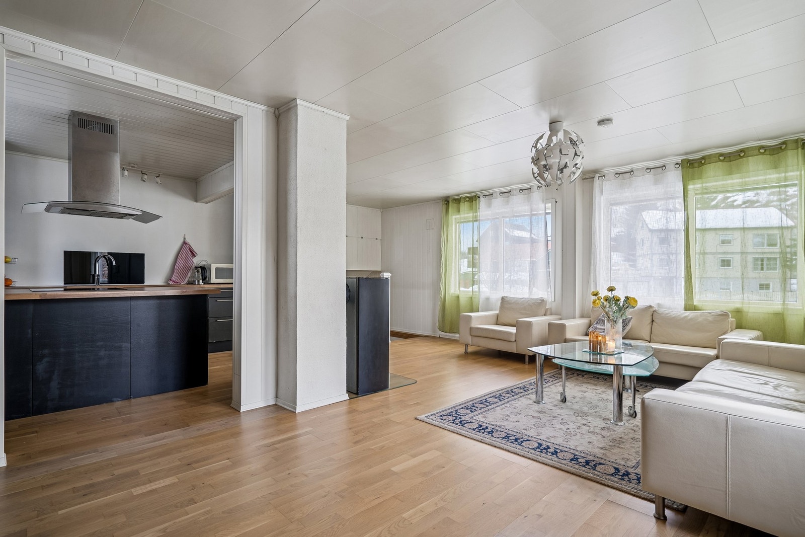 Deler av stue/kjøkken. Galleribilde