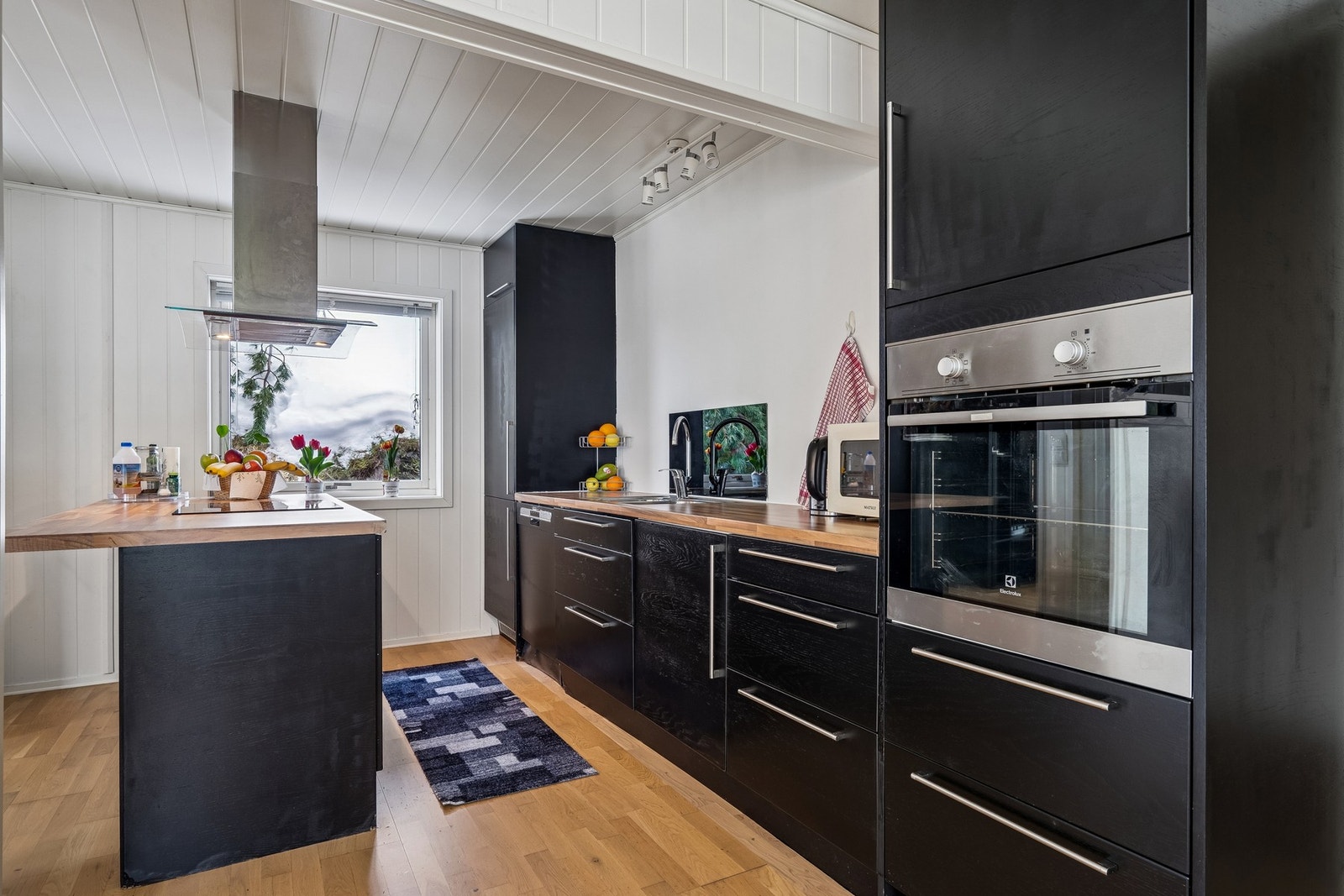 Praktisk kjøkkenøy med plass til barkrakker. Galleribilde