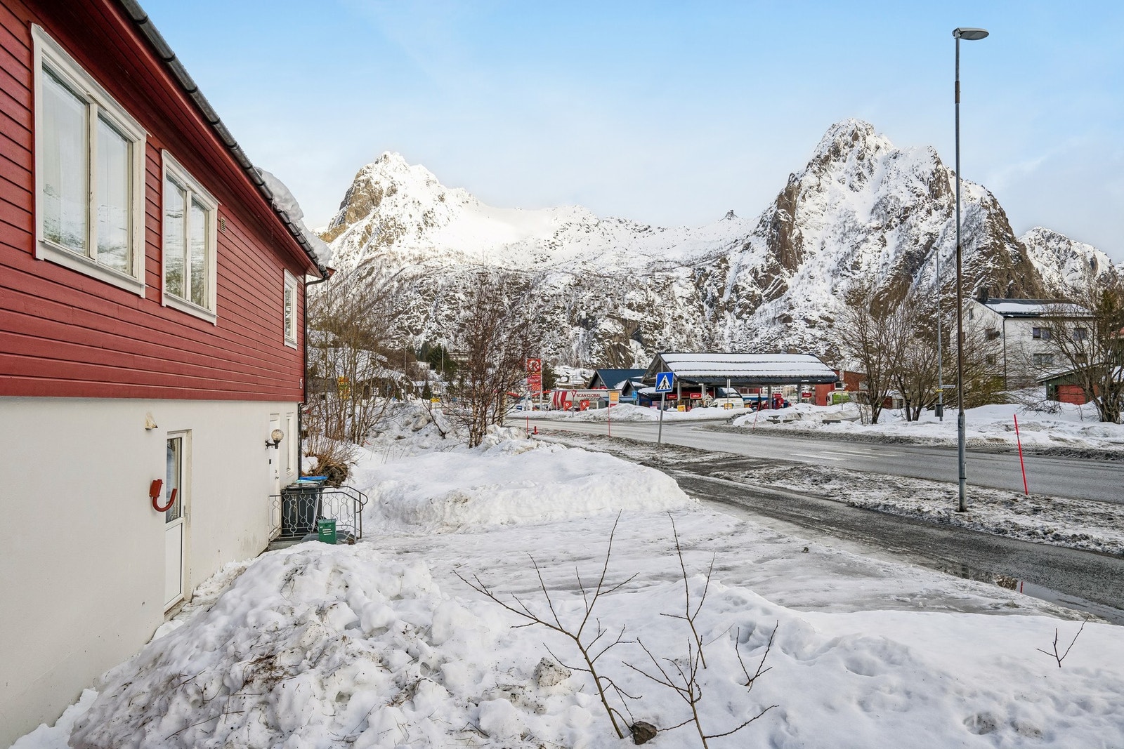 Området rundt byr på flere kjekke turmuligheter, blant annet sherpatrappene opp til Svolværgeita, Djevelporten og Fløya. Galleribilde