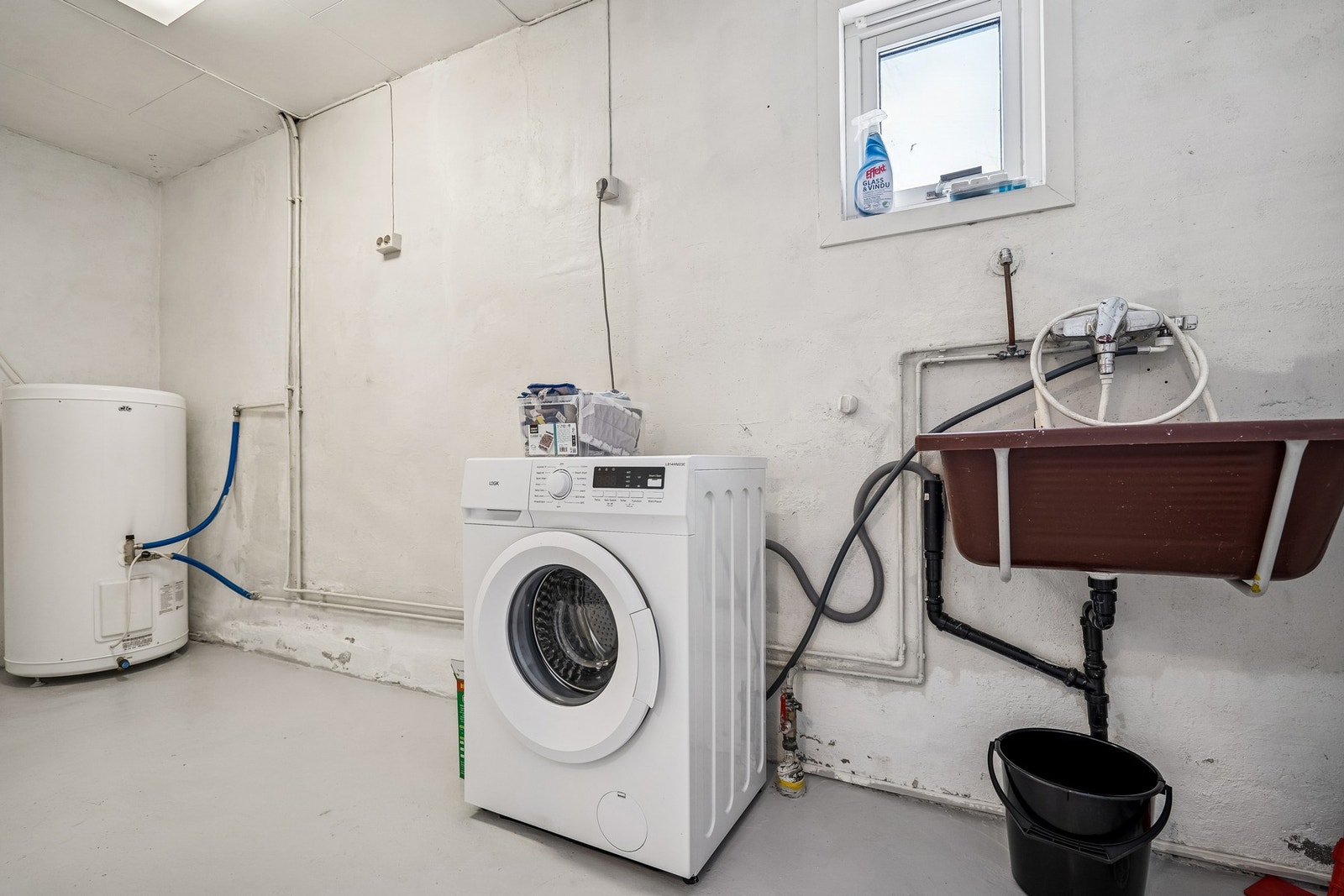 Bod/vaskerom med skyllekar og varmtvannsbereder. Galleribilde