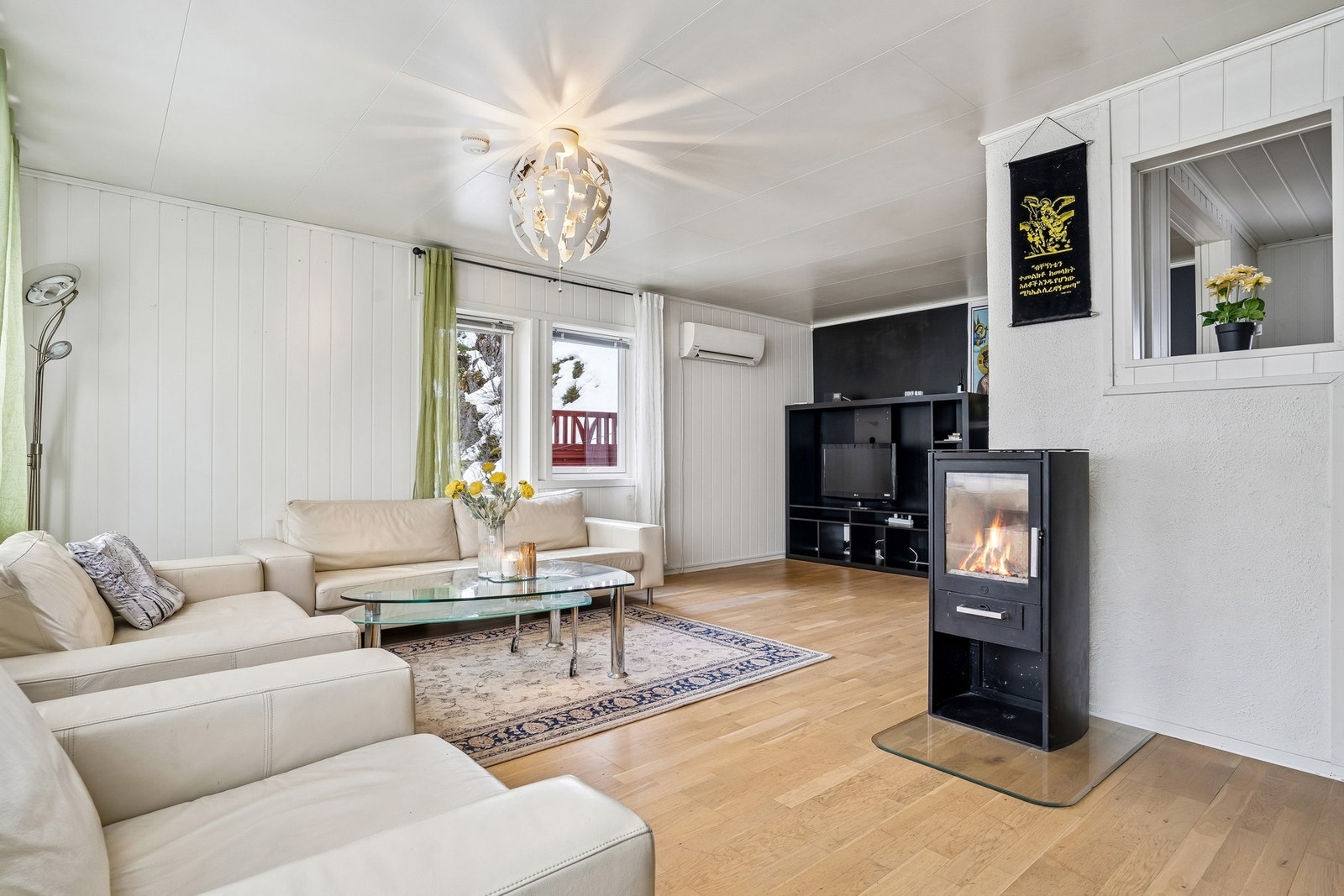 Stuen er i en åpen løsning mot kjøkkenet som gir en luftig og sosial atmosfære. Galleribilde