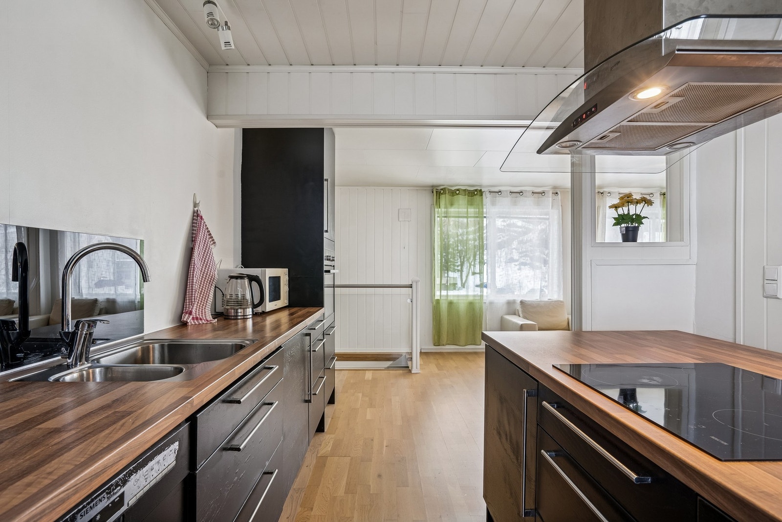 Av hvitevarer er det oppvaskmaskin, stekeovn, platetopp og kjøl/fryskombi. Galleribilde