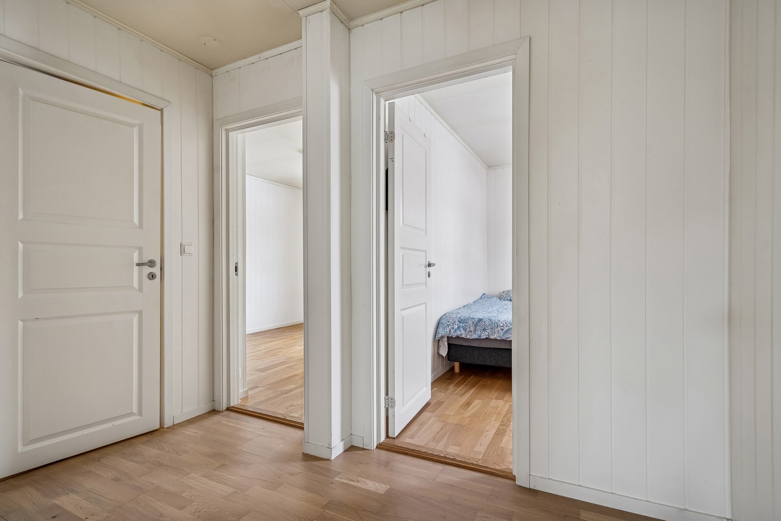 Dør inn til soverommene. Galleribilde