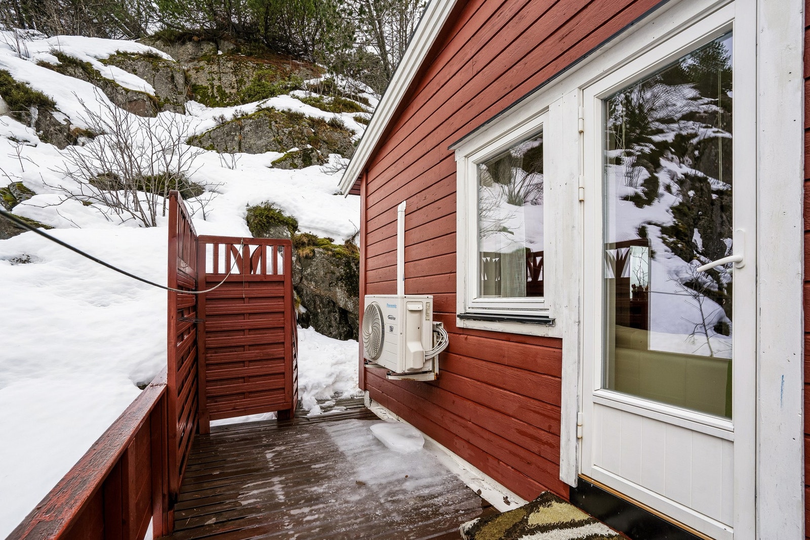 Terrassen med utgang fra stuen, her er også ytterdelen til varmepumpen. Galleribilde