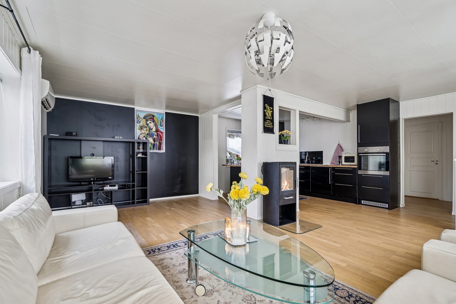 Boligen gir et lyst inntrykk og kan fronte med moderne kjøkkeninnredning fra 2016. Galleribilde