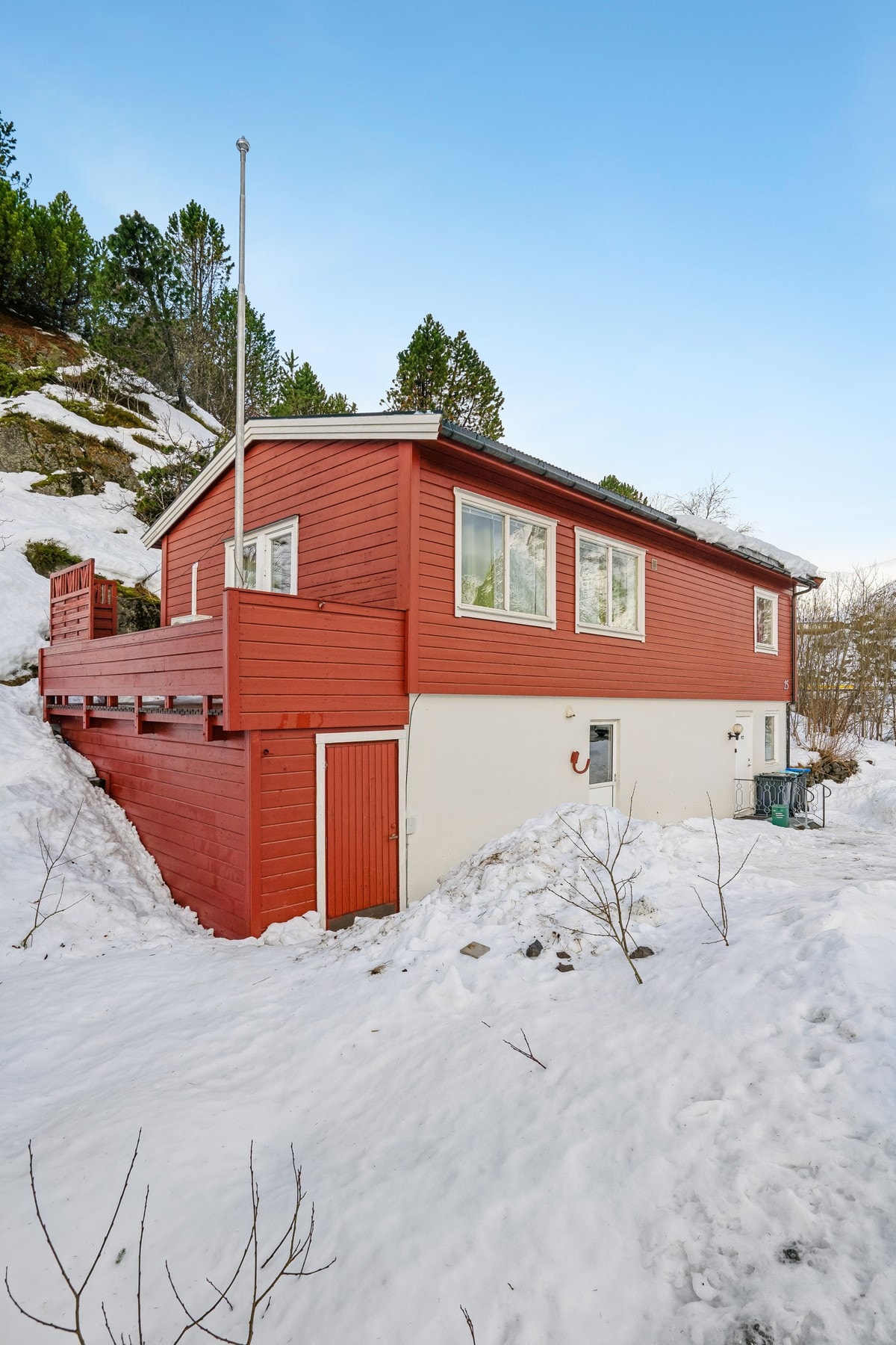 Boligen ligger sentralt til med gangavstand til både sentrum, skoler, barnehage, idrettsanlegg m.m. Galleribilde