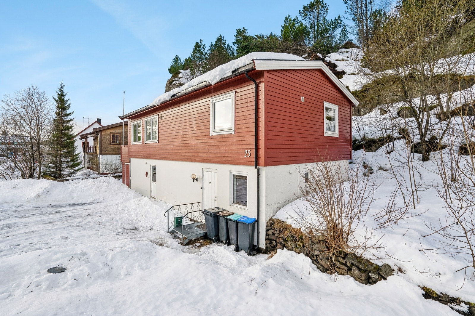 Ellers er det kort avstand til flyplass og resterende fasiliteter som Svolvær har å by på. Galleribilde