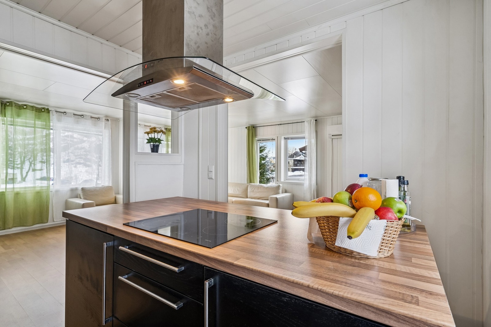 Fra kjøkkenet har man oversikt over stue/spisestue. Galleribilde