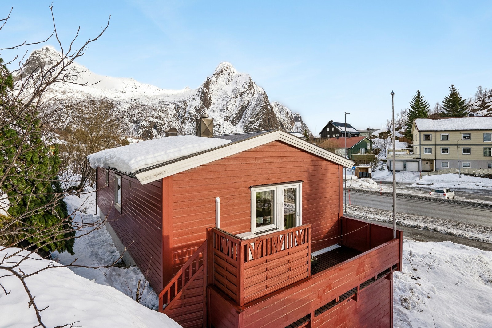 Sentral beliggende enebolig fra 1980 som fremstår jevnlig vedlikeholdt og holder normal standard ut ifra byggeår. Galleribilde