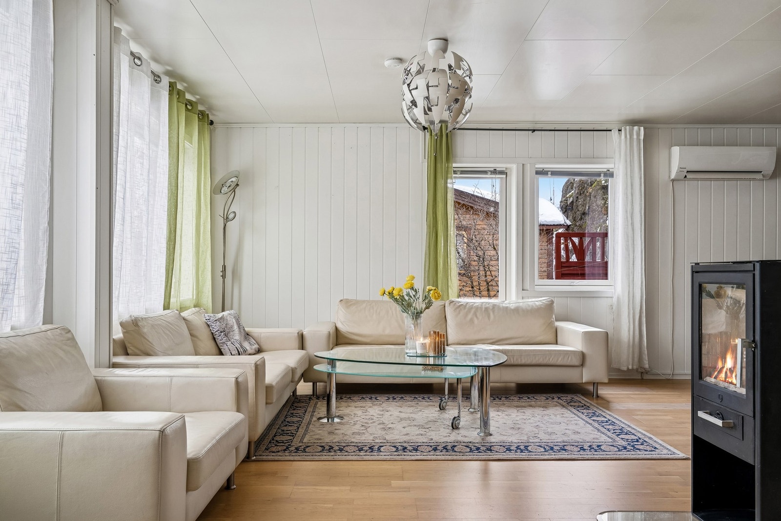 Oppvarming via varmepumpe fra 2014 og vedovn. Galleribilde