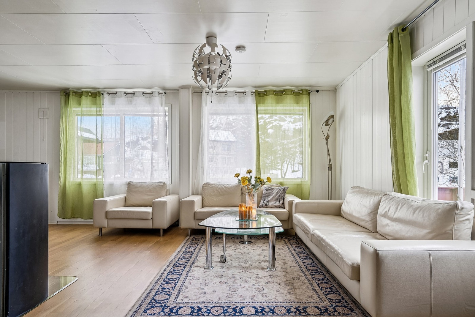 Stuen har plass til både sofa og spisebord. Galleribilde